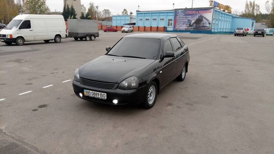 Lada Пріора Хетчбек чорник 2