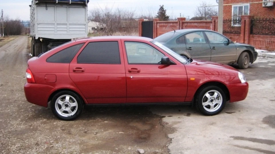 Lada Пріора Хетчбек червоний металік