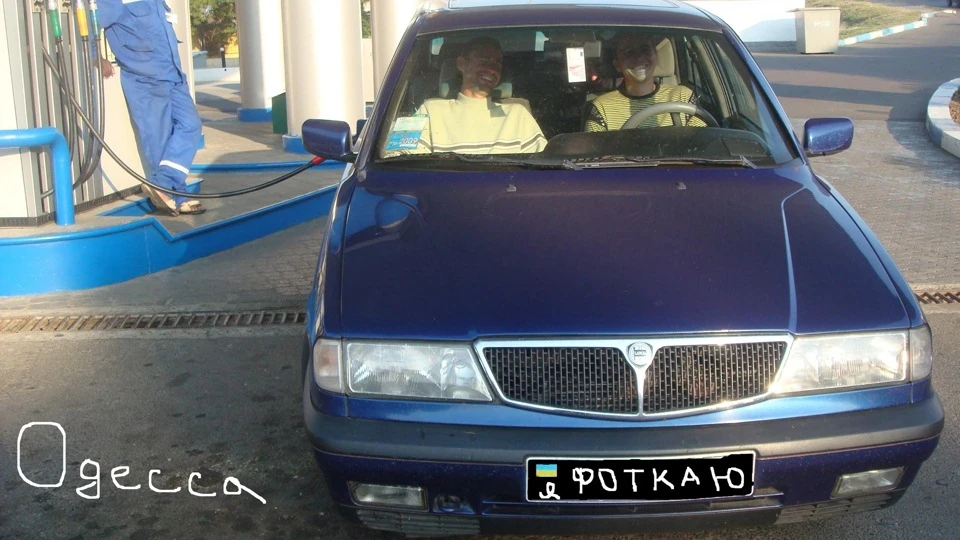 Lancia Dedra літак, що низько летить