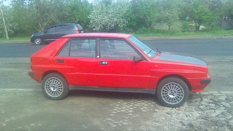 Lancia Delta Червона мартіні