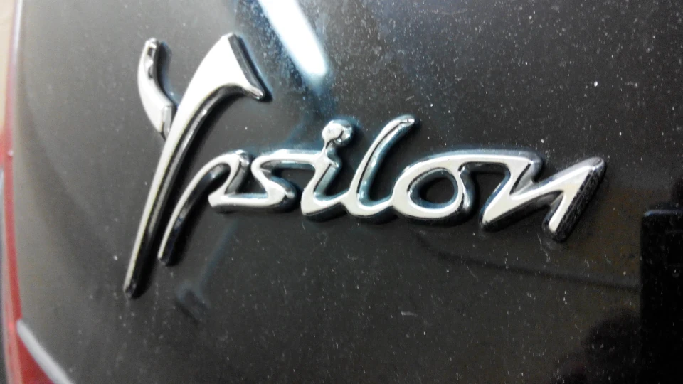 Lancia Ypsilon Новорічна Йолка ) 2