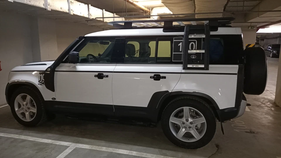 Land Rover Defender 3.0 D250 MHEV SE 5