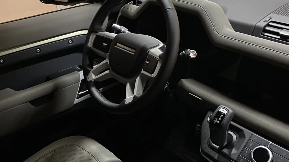 Land Rover Defender 3.0 MHEV 2
