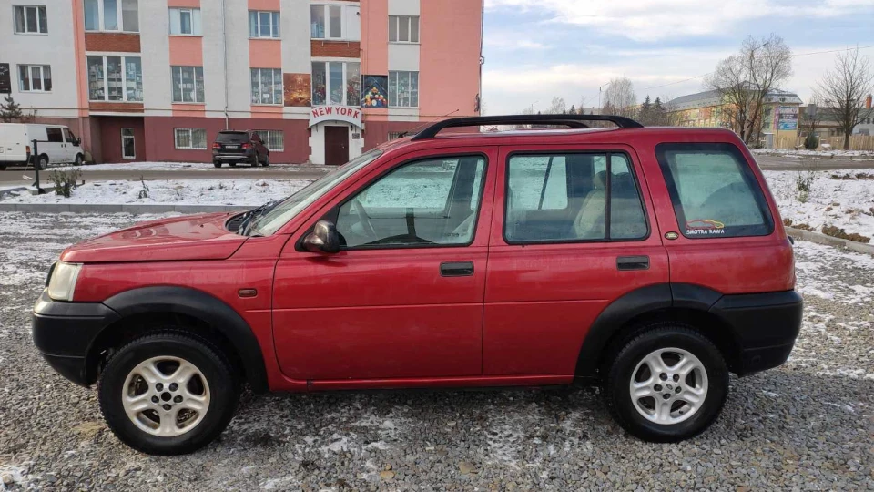 Land Rover Freelander Червоний танк 3