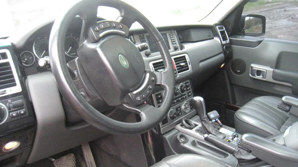 Land Rover Range Rover almost bmw 5