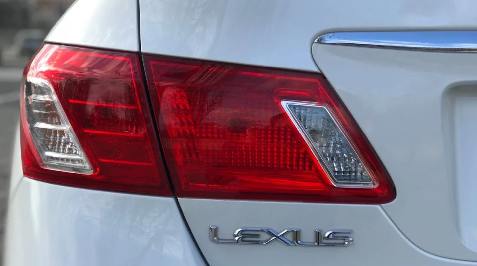 Lexus ES Білий перламутр 2