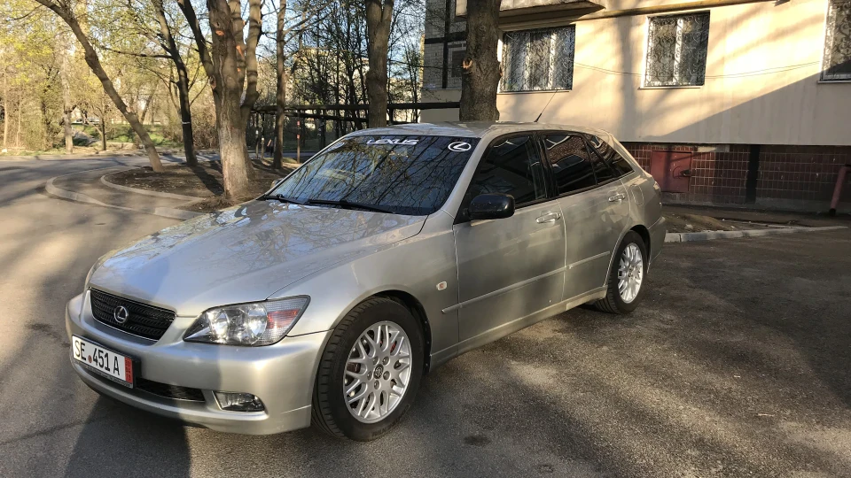 Lexus IS 2.0 SportCross 2
