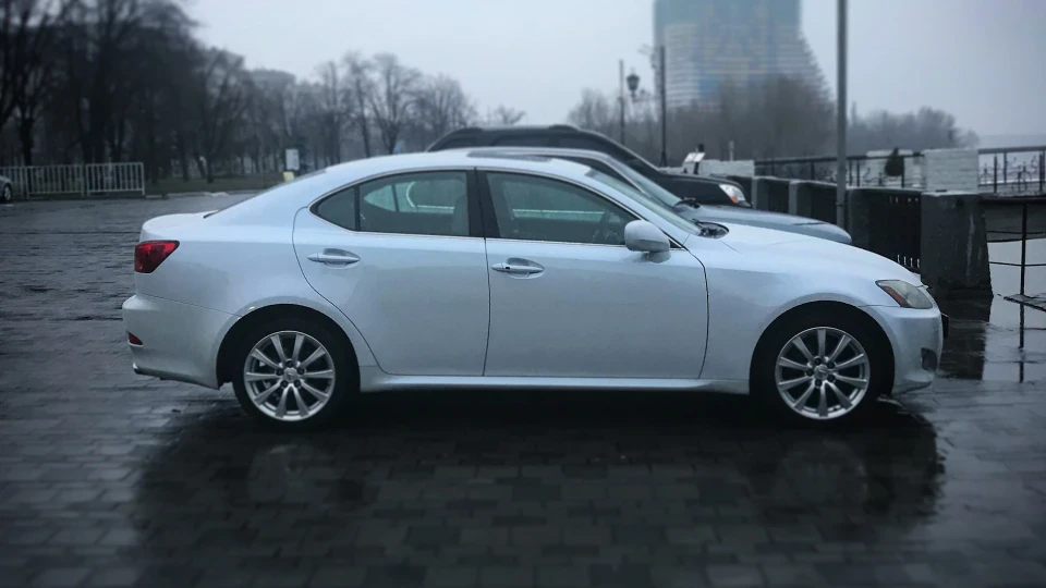Lexus IS Iska)