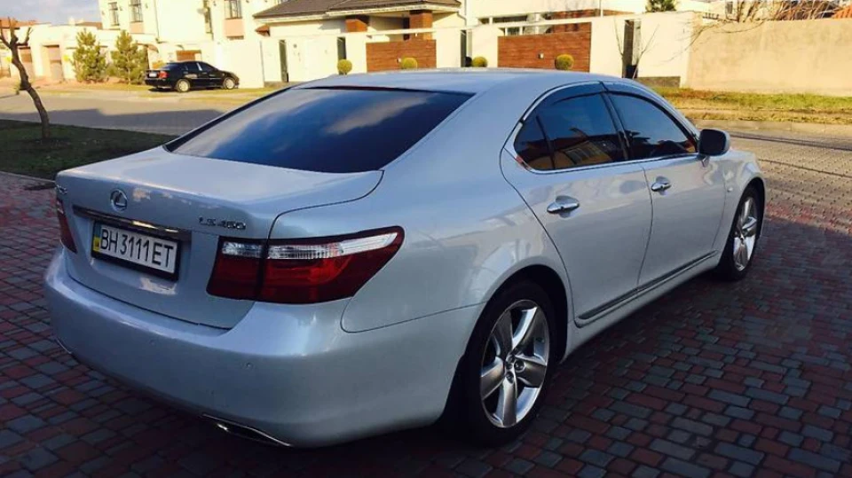 Lexus LS 4