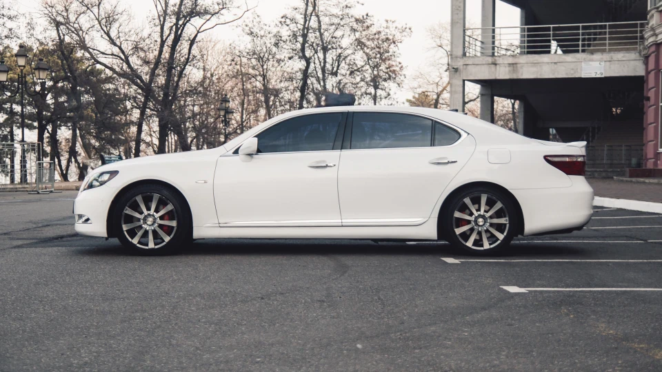 Lexus LS 3