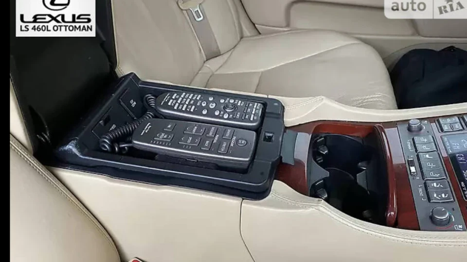 Lexus LS 460 ottoman 4