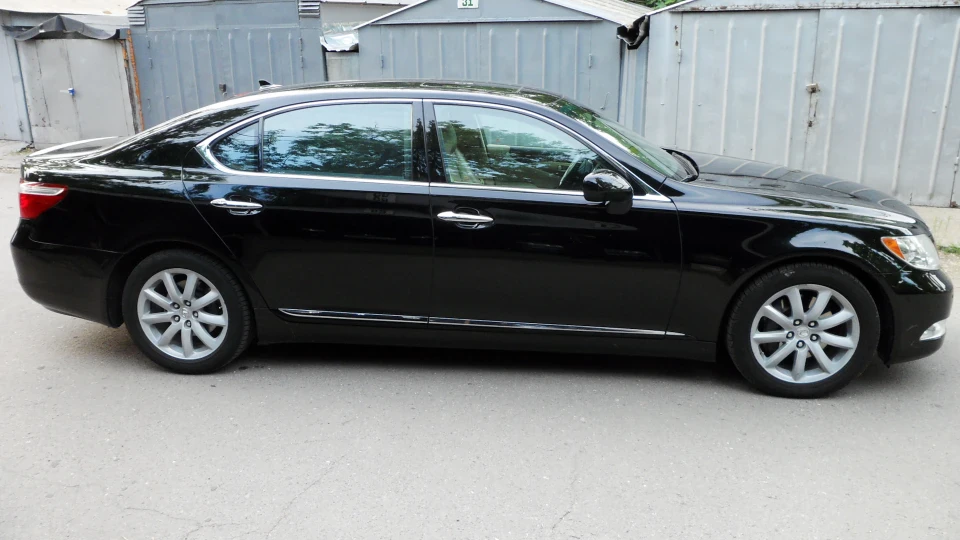 Lexus LS 460L OTTOMAN