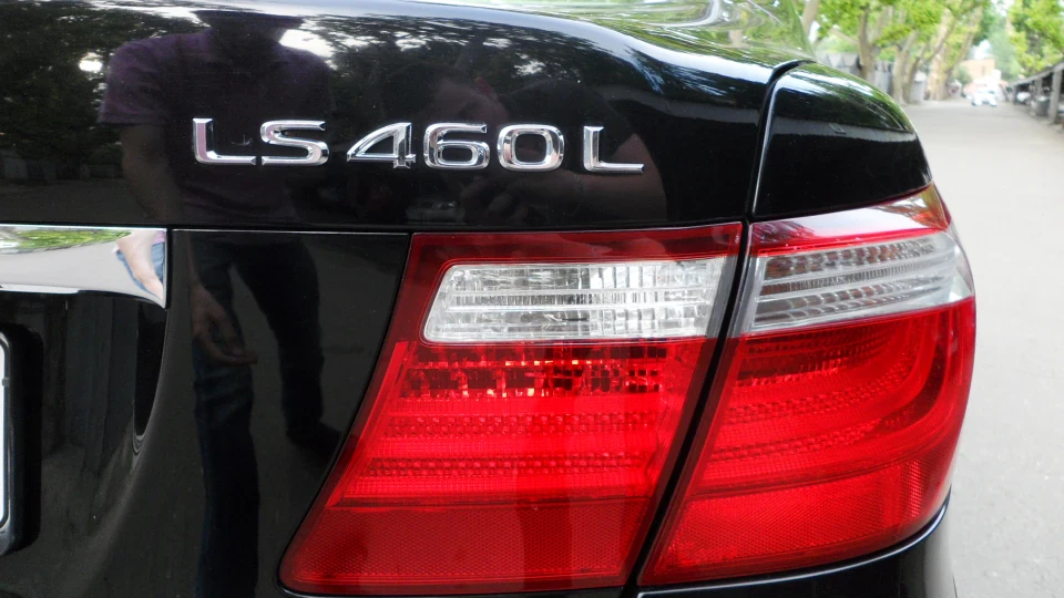 Lexus LS 460L OTTOMAN 3