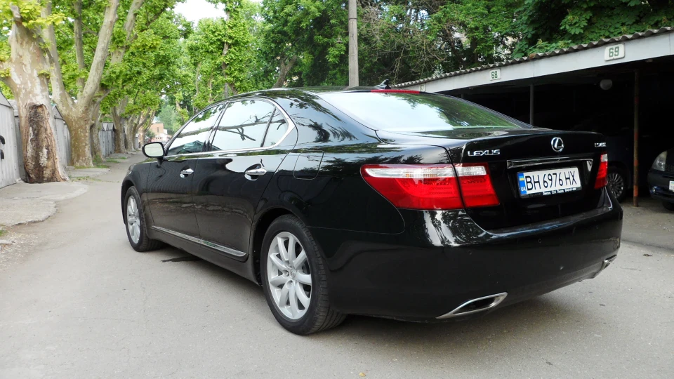 Lexus LS 460L OTTOMAN 4