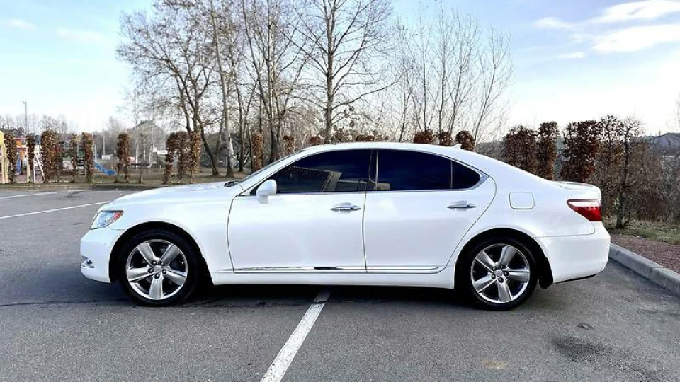 Lexus LS ⋖ Beluga ⋗