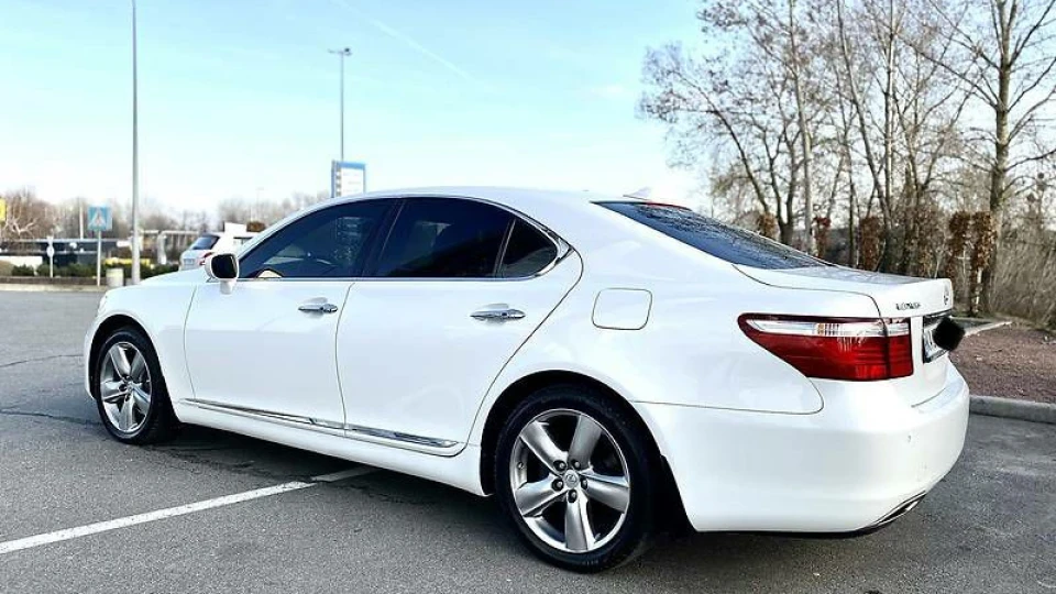 Lexus LS ⋖ Beluga ⋗ 2