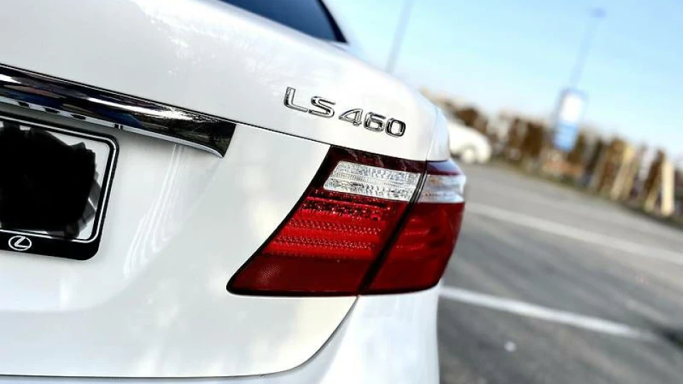 Lexus LS ⋖ Beluga ⋗ 3