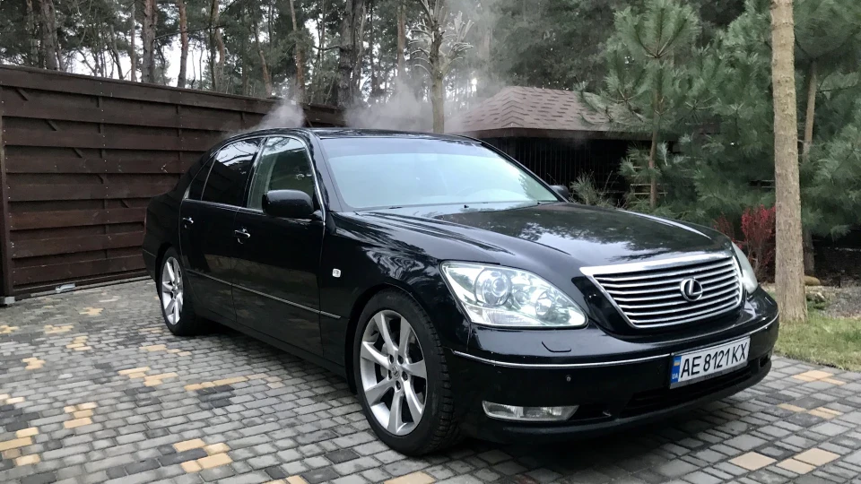 Lexus LS Black arrow