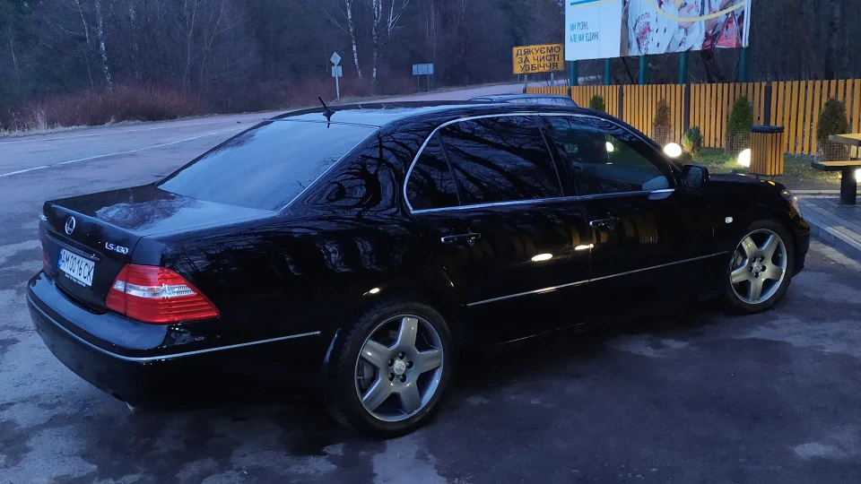Lexus LS Black 2