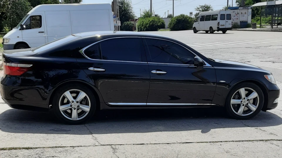 Lexus LS Чорний на чорному