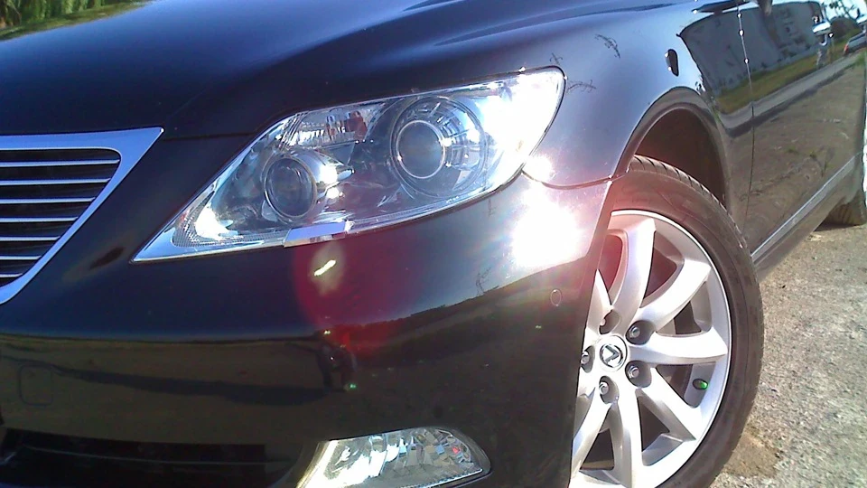 Lexus LS чорний попіл