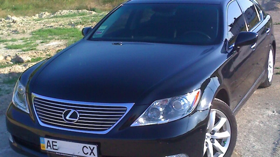 Lexus LS чорний попіл 2