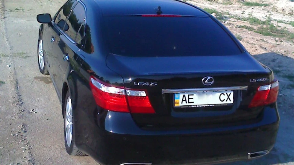 Lexus LS чорний попіл 3