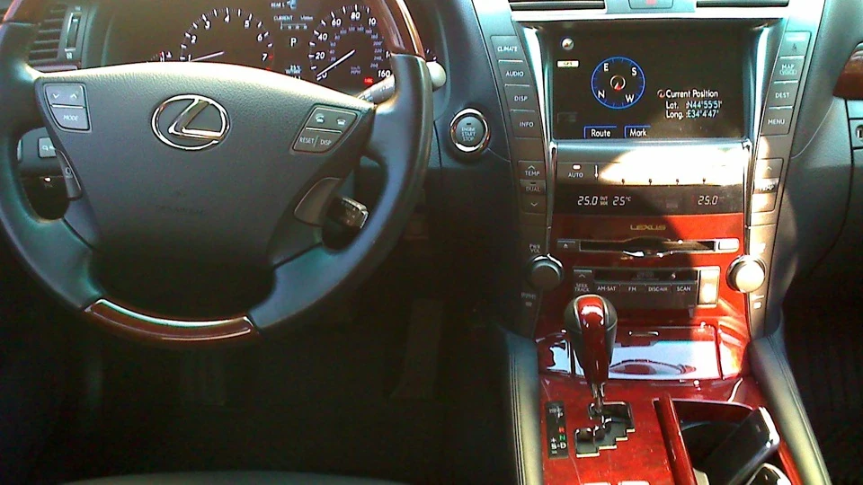 Lexus LS чорний попіл 4
