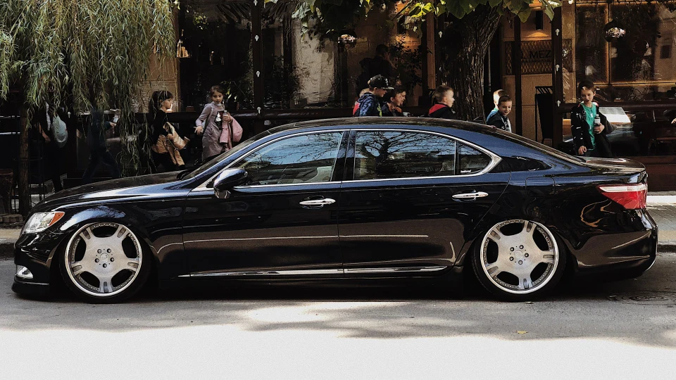 Lexus LS Dropped 4