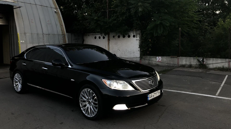 Lexus LS Налисник