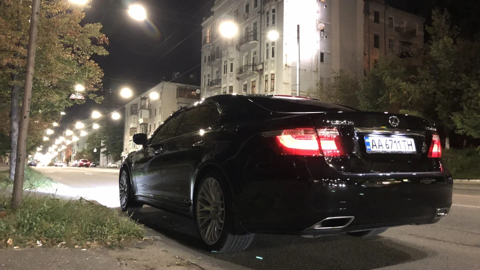 Lexus LS Налисник 3