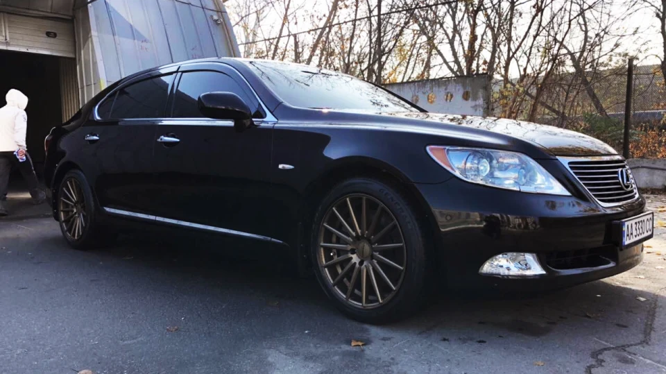 Lexus LS Налисник 4