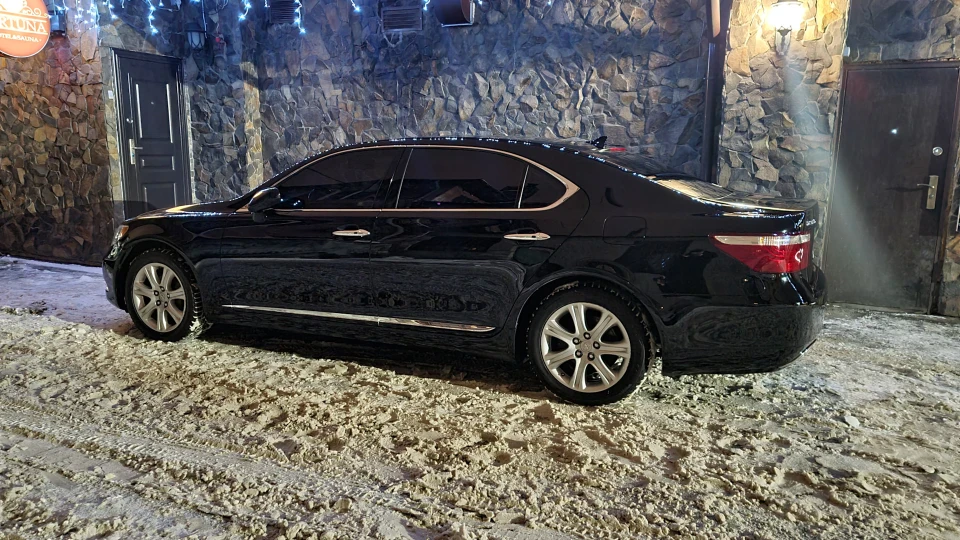 Lexus LS Ottoman