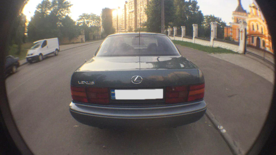 Lexus LS втомлений динозавр 2
