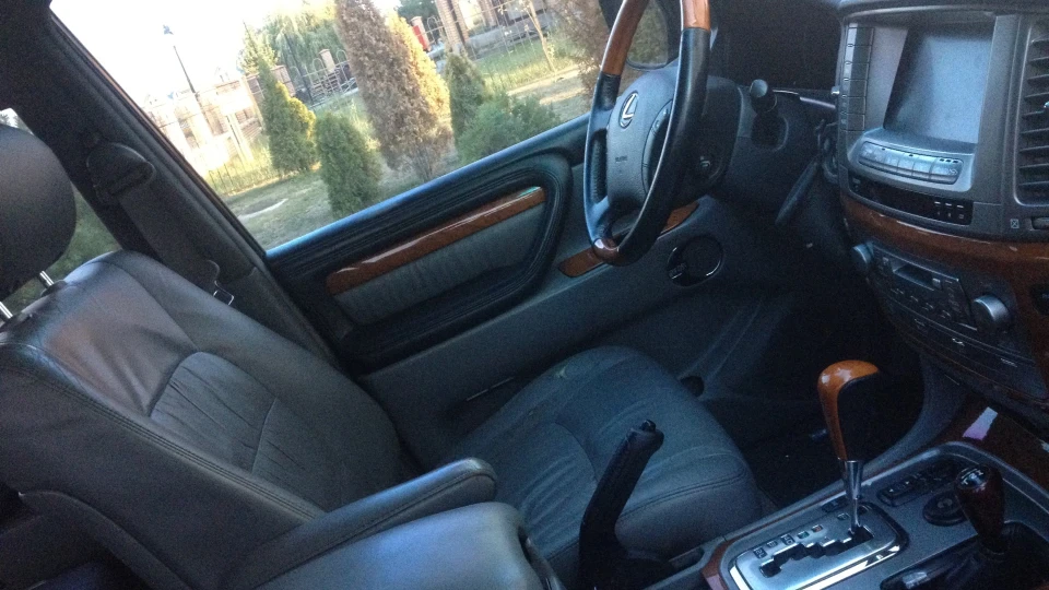 Lexus LX 4