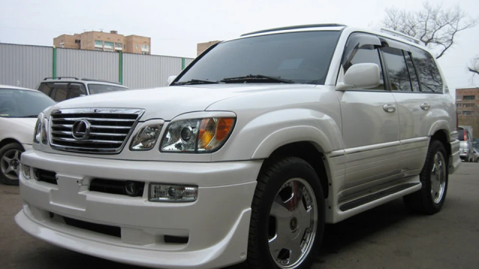Lexus LX білий