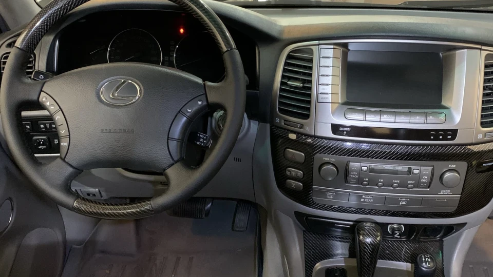 Lexus LX чорний крейсер 3