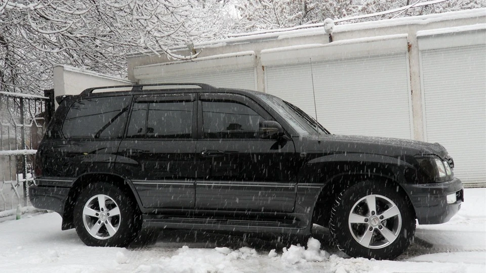 Lexus LX чорний крейсер 4