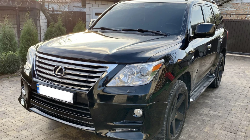 Lexus LX Офіс на колесах