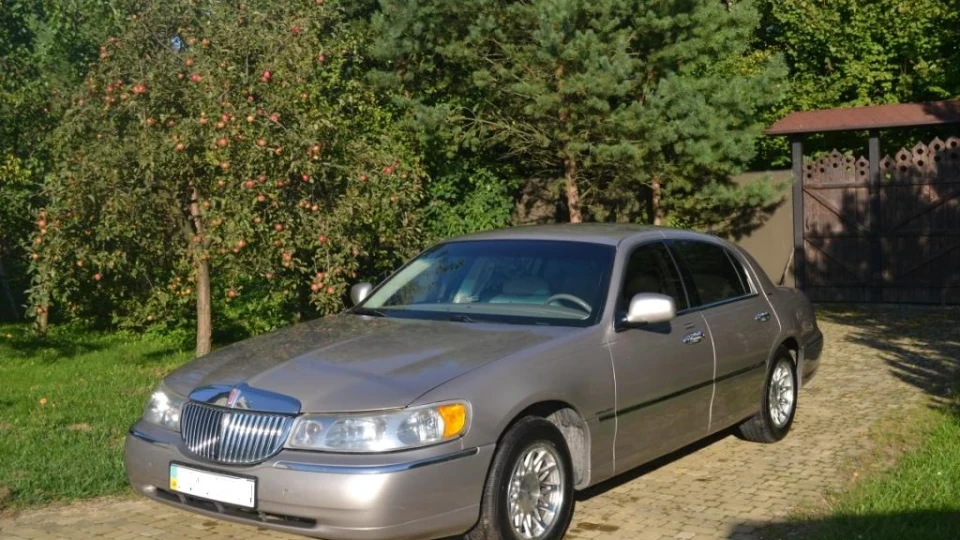 Lincoln Town Car 2