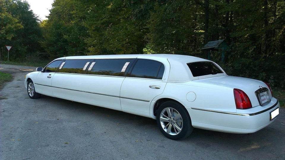 Lincoln Town Car VIP 2