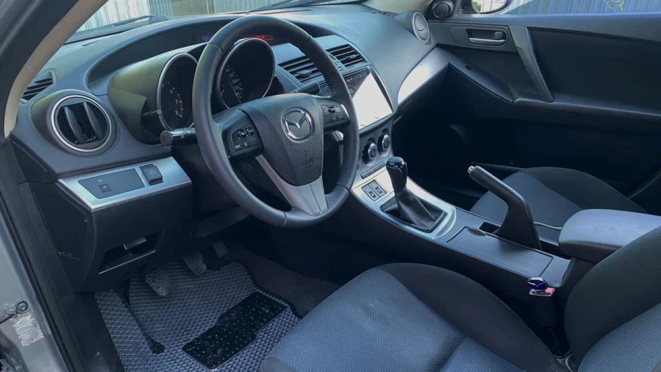 Mazda 3 4