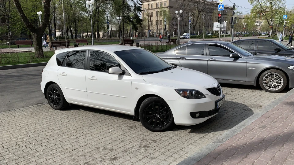 Mazda 3 Біла Мазда 2