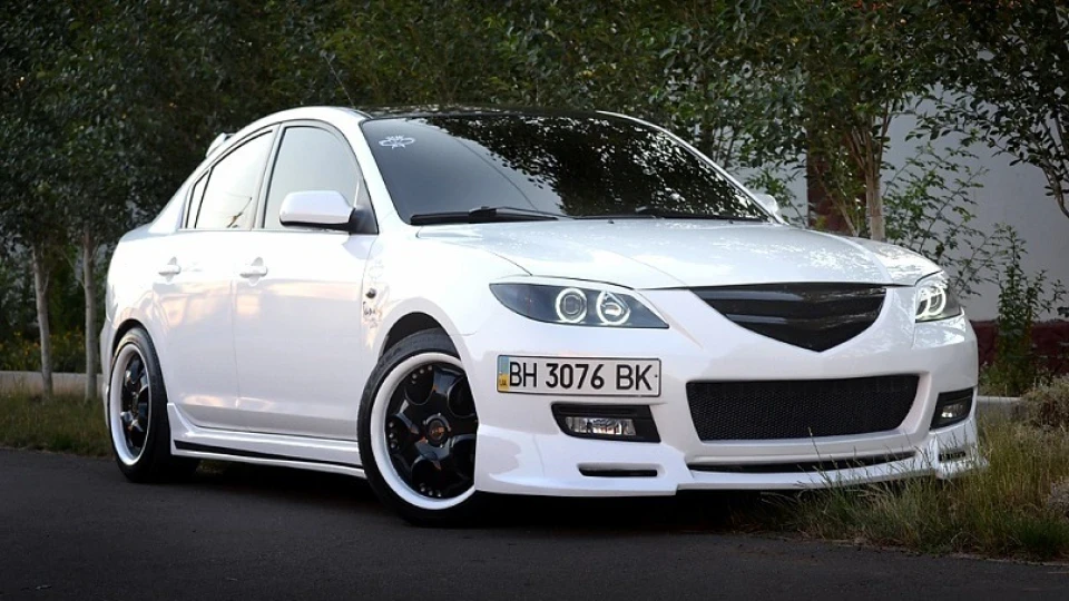 Mazda 3 Black'n'White 4