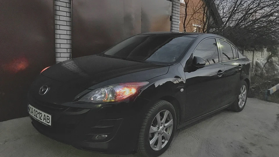 Mazda 3 Брюнетка 2