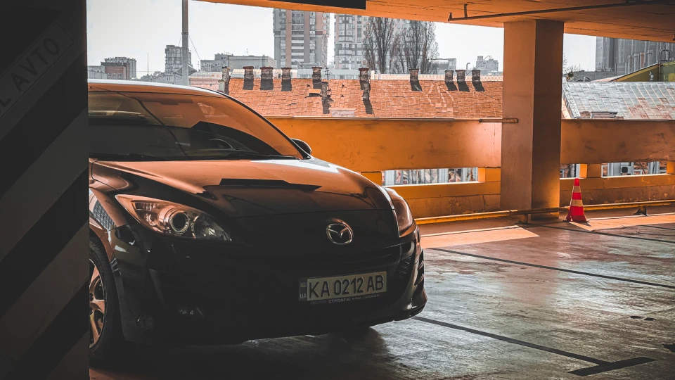 Mazda 3 Брюнетка 3