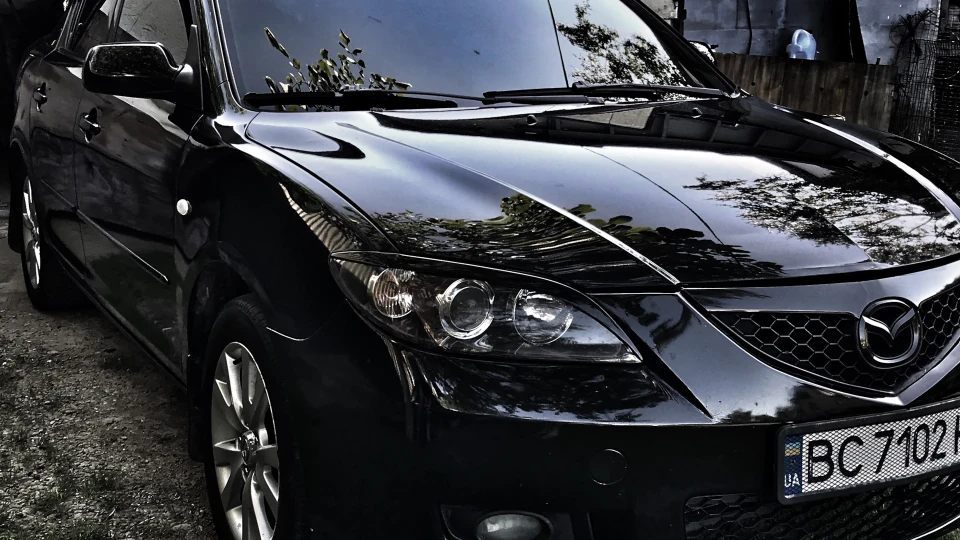 Mazda 3 Brunette