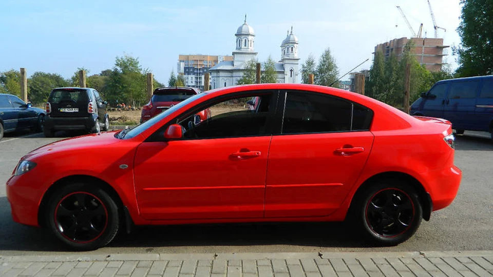Mazda 3 Яскраво червона