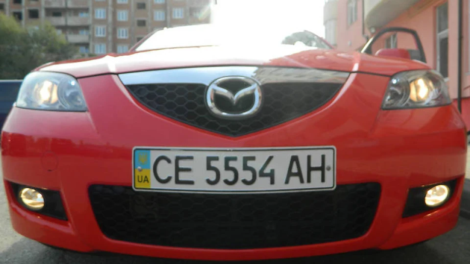 Mazda 3 Яскраво червона 2