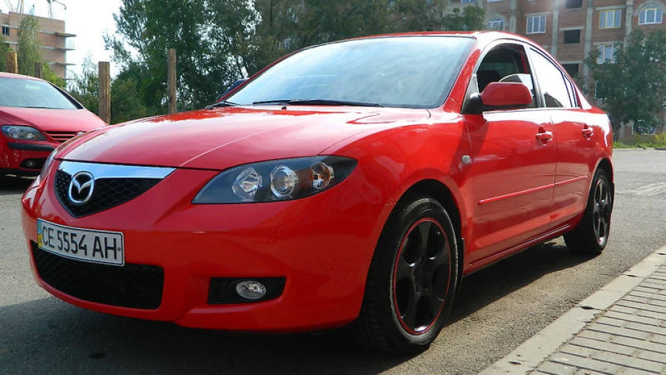 Mazda 3 Яскраво червона 3